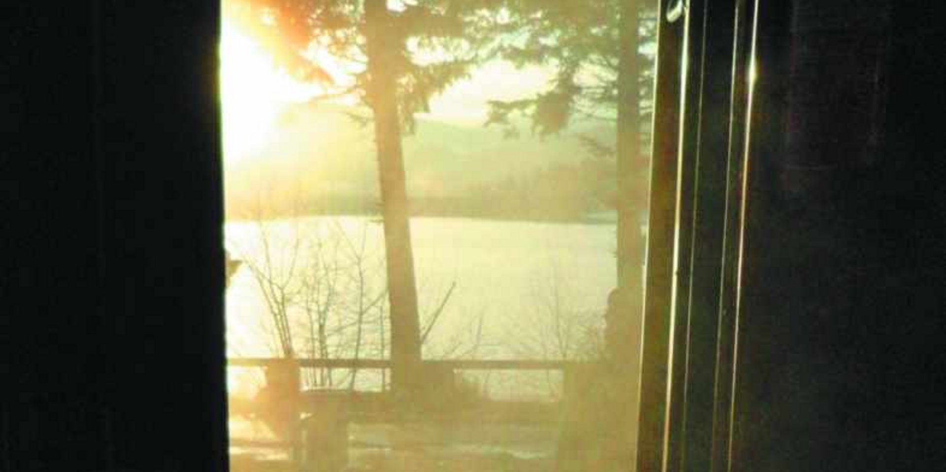 Sonnenlicht fällt durch die Tür eines alten Eisenbahnwaggons während einer Schwarzwald-Fahrt.