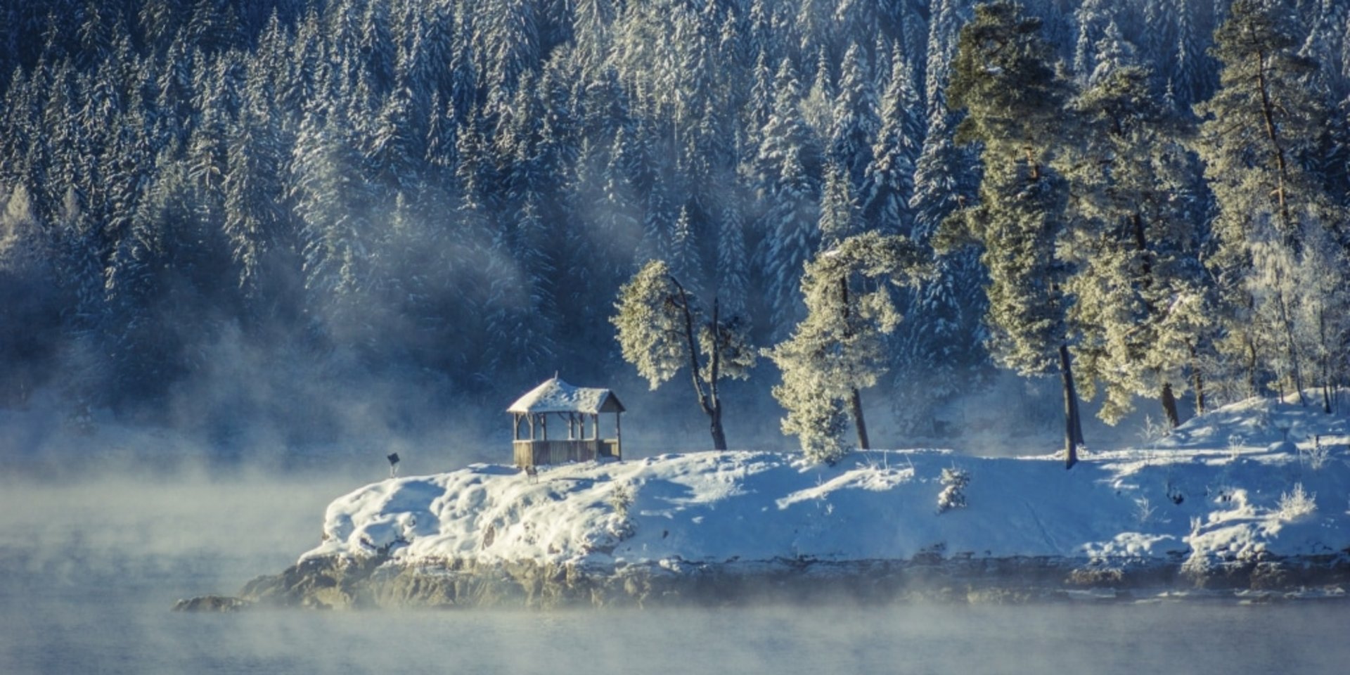 Die schneebedeckte Schutzhütte Amalienruhe direkt am Ufer des Schluchsees im Winter.