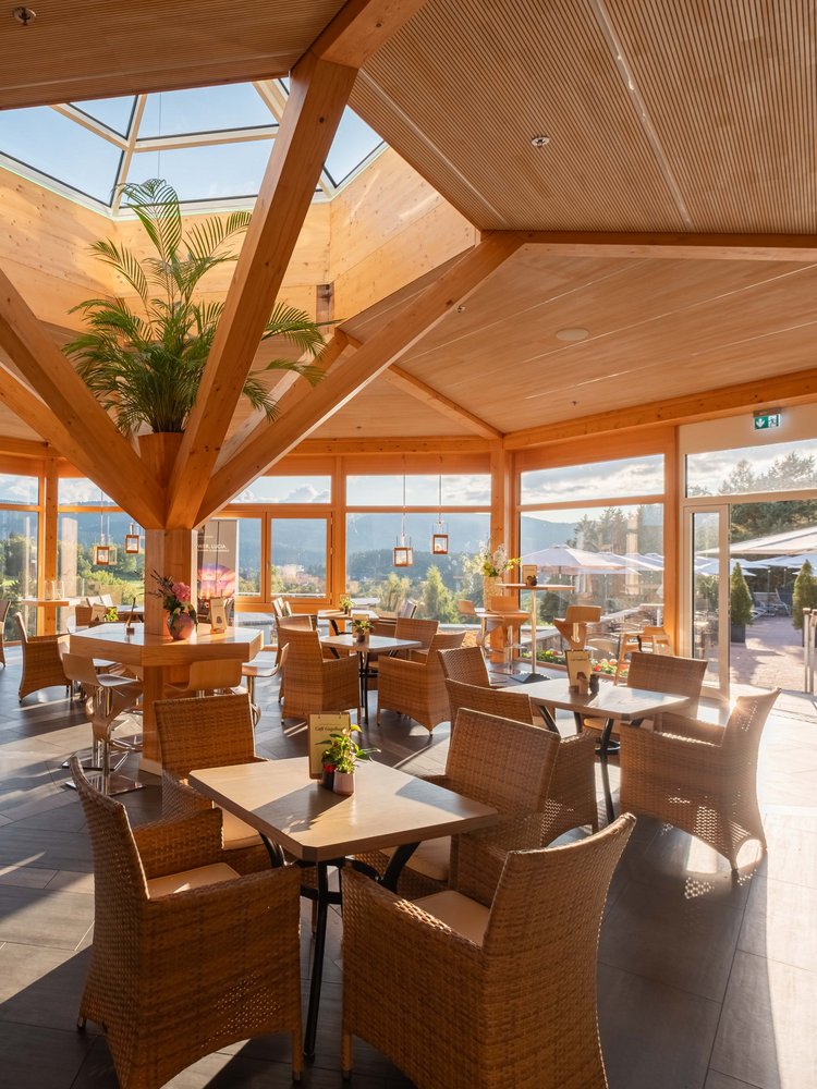Beeindruckende Holzarchitektur mit zentralem Oberlicht im Pavillon des Cafés Gugelhupf im Schwarzwald.