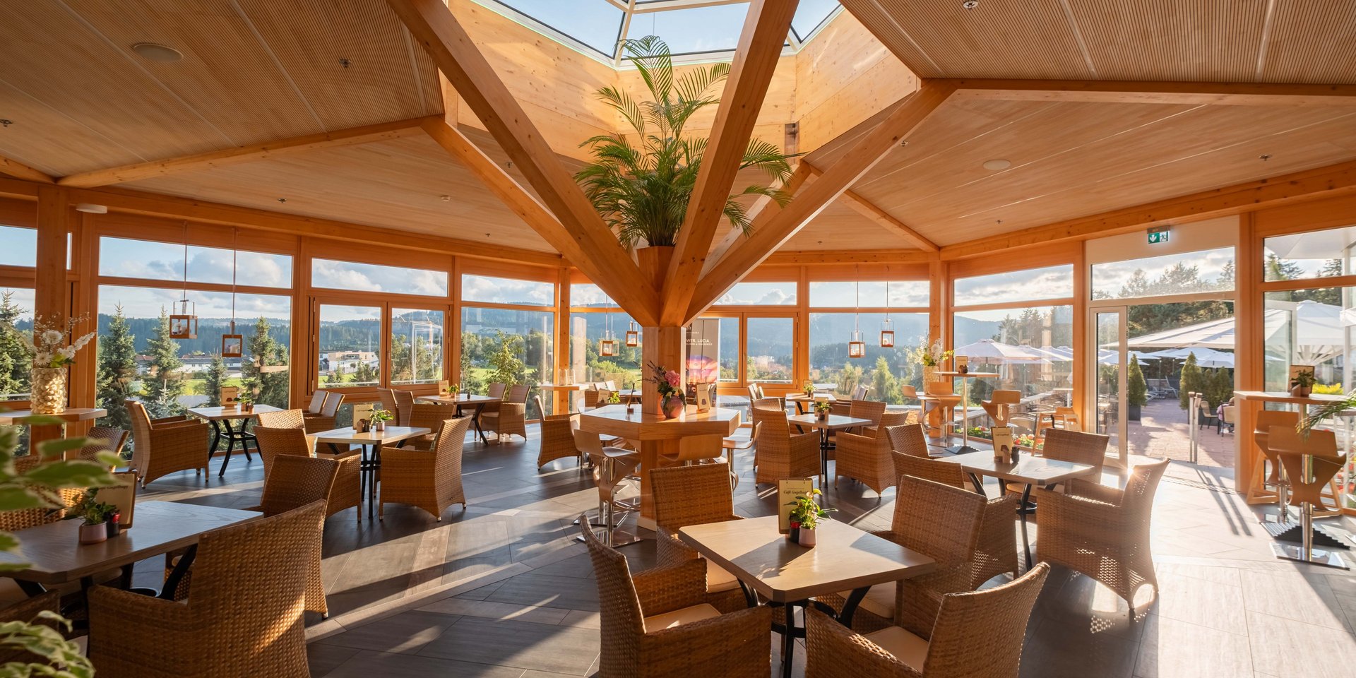 Beeindruckende Holzarchitektur mit zentralem Oberlicht im Pavillon des Cafés Gugelhupf im Schwarzwald.