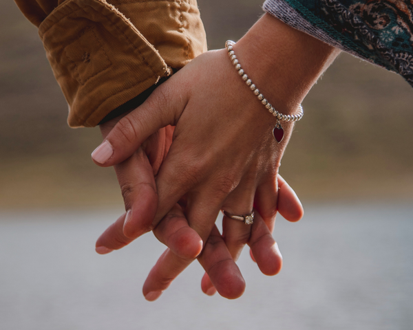 zwei Hände mit den Fingern ineinander verschränkt 