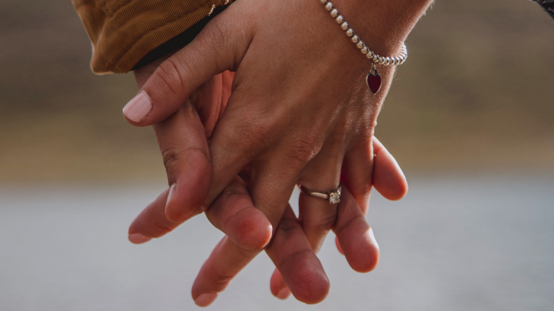 zwei Hände mit den Fingern ineinander verschränkt 