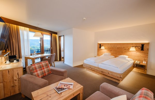 Offen gestalteter Wohn- und Schlafbereich mit Zugang zum Balkon im Familienzimmer Süd.