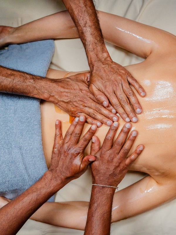 Eine Vier-Hand-Massage zur tiefen Entspannung im Spa des Hotels Vier Jahreszeiten im Schwarzwald.
