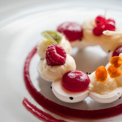 Dessert mit Cremes und Beeren