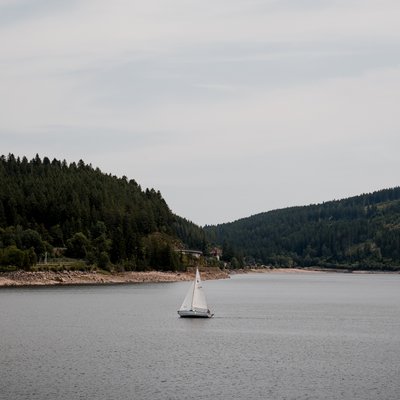 Boot auf Schluchsee umgeben von Wald