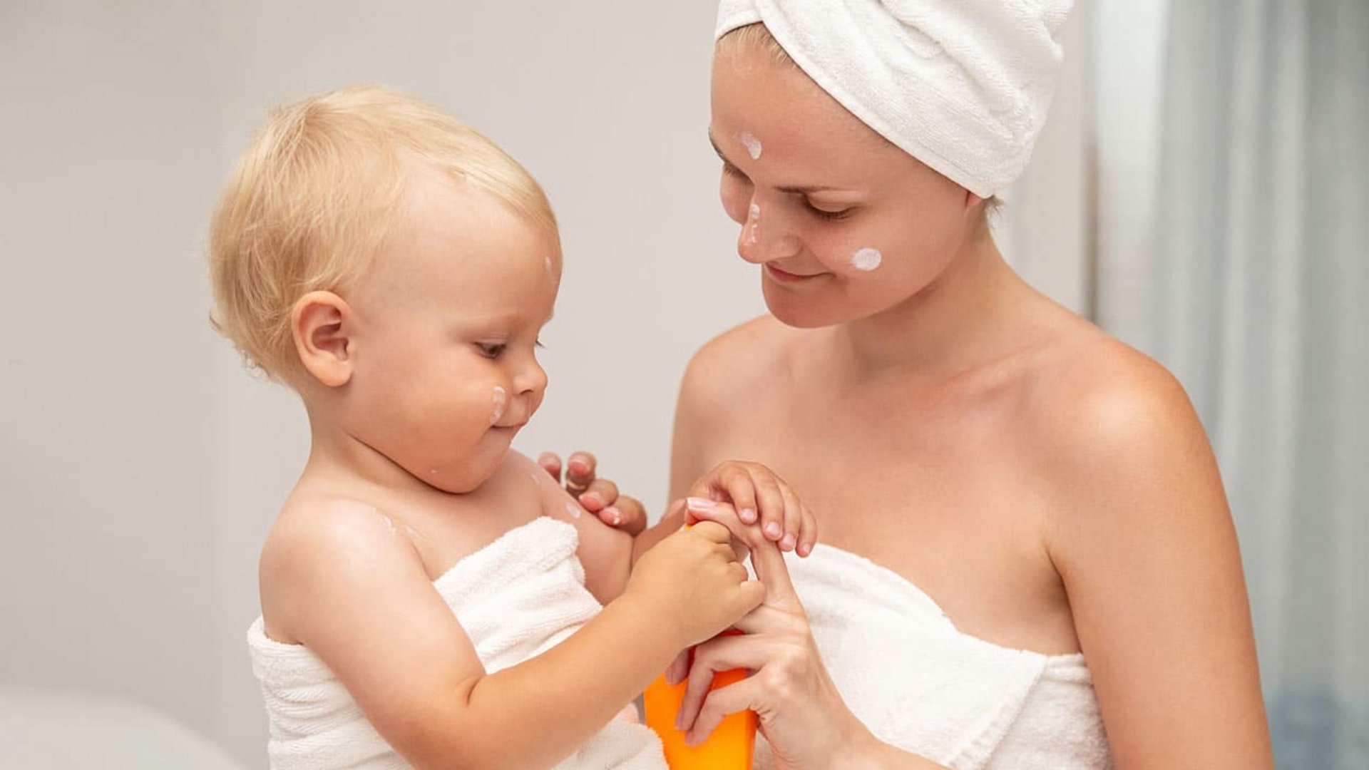 Eine Mutter mit ihrem Kind gemeinsam im Spa
