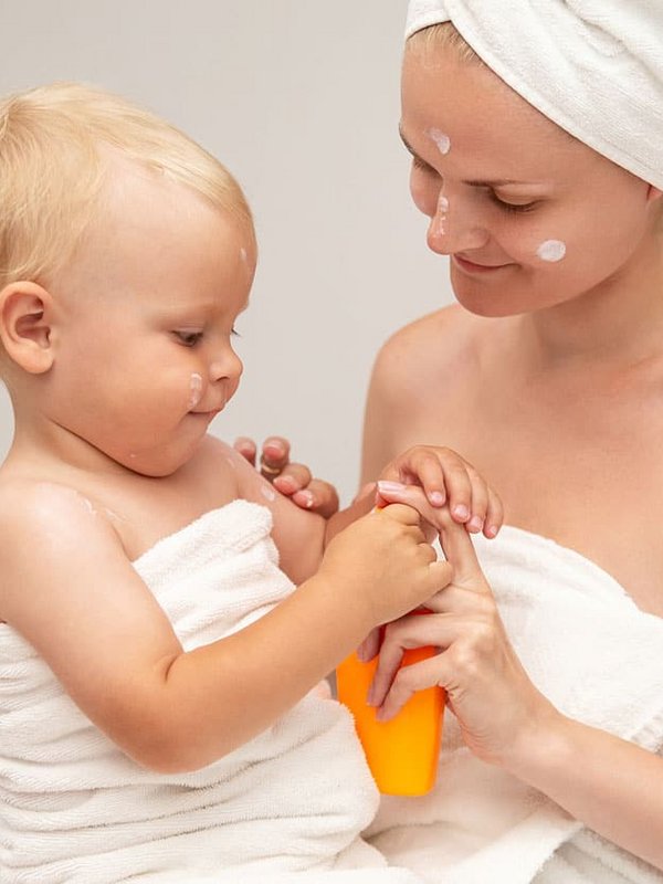 Eine Mutter welche gemeinsam mit ihrem Kind ein Spa Treatment macht