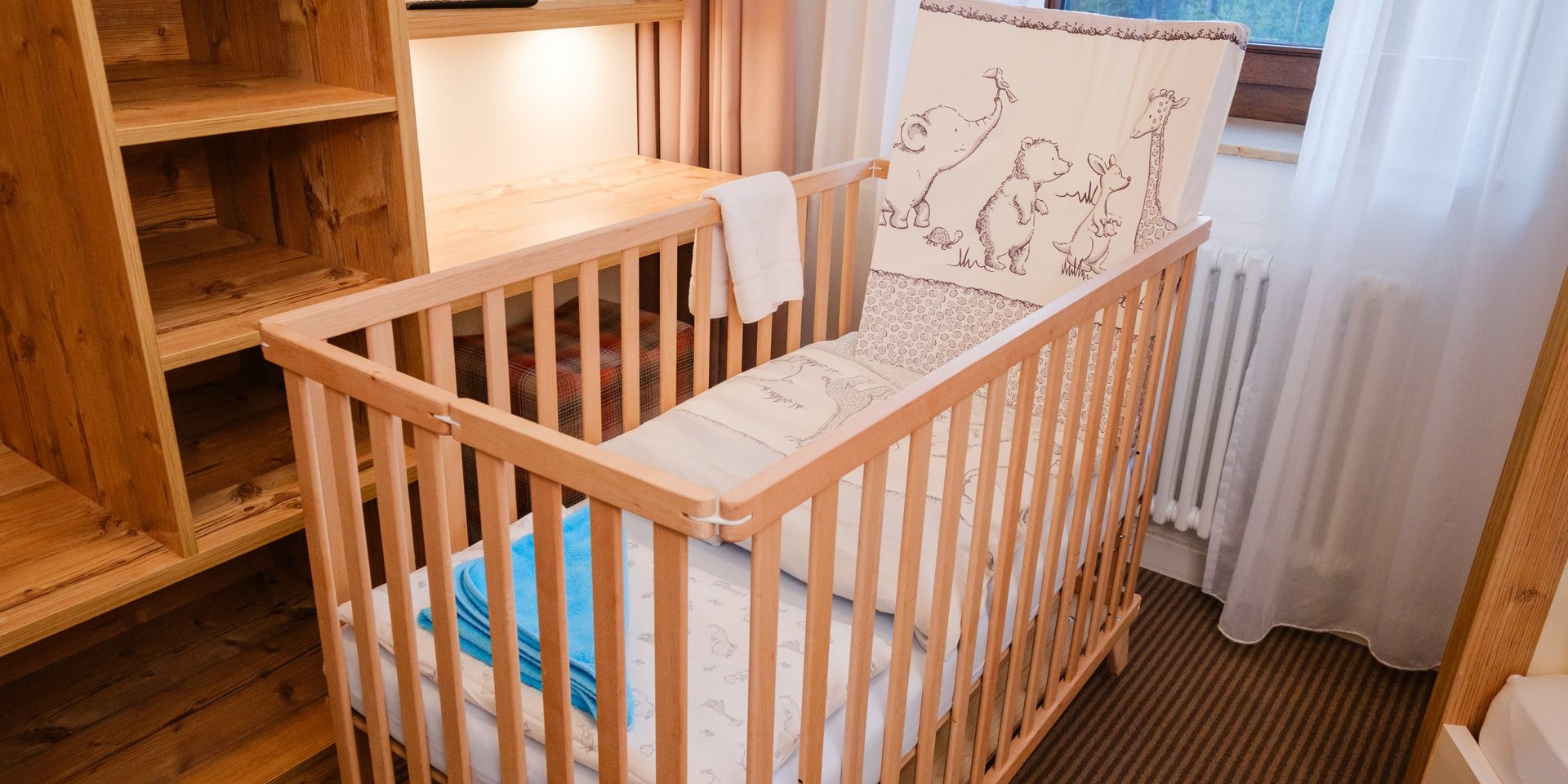 Bereitgestelltes Gitterbett für Kleinkinder in der familienfreundlichen Unterkunft im Schwarzwald.