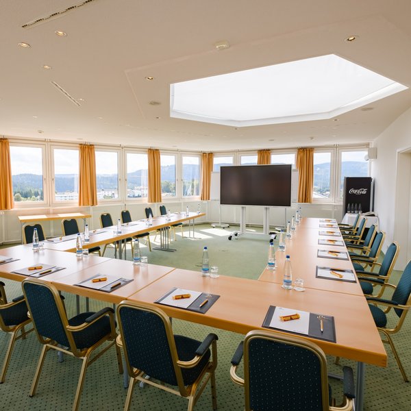 Moderner, lichtdurchfluteter Tagungsraum Schluchsee mit U-Form-Bestuhlung und großen Fensterfronten im Hotel Vier Jahreszeiten am Schluchsee.