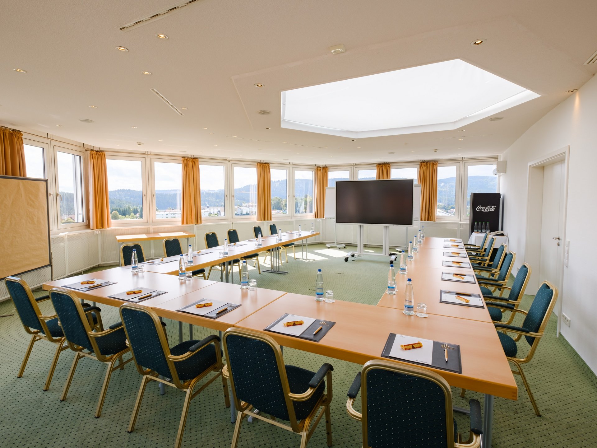 Moderner, lichtdurchfluteter Tagungsraum Schluchsee mit U-Form-Bestuhlung und großen Fensterfronten im Hotel Vier Jahreszeiten am Schluchsee.