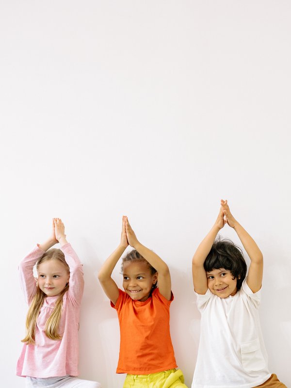 drei Kinder beim Yoga