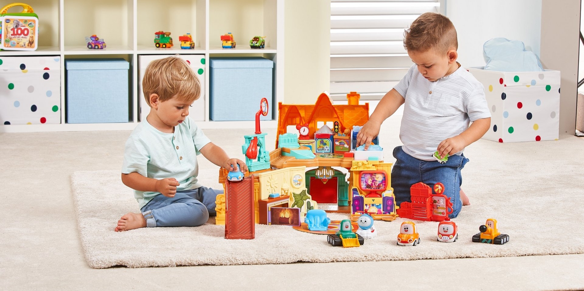Kinder spielen fröhlich mit Holzspielzeug auf einem hellen Teppich in einem Spielzimmer.