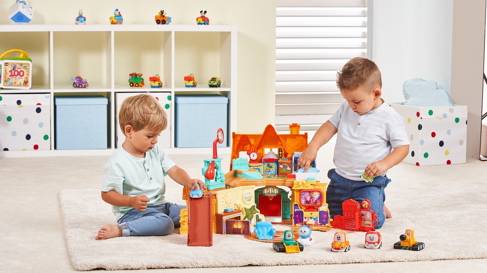 Kinder spielen fröhlich mit Holzspielzeug auf einem hellen Teppich in einem Spielzimmer.