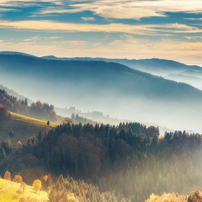 Panoramablick über das herbstliche Nebelmeer in den Bergen.