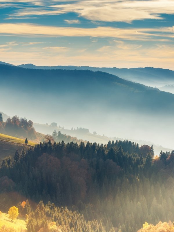Panoramablick über das herbstliche Nebelmeer in den Bergen.