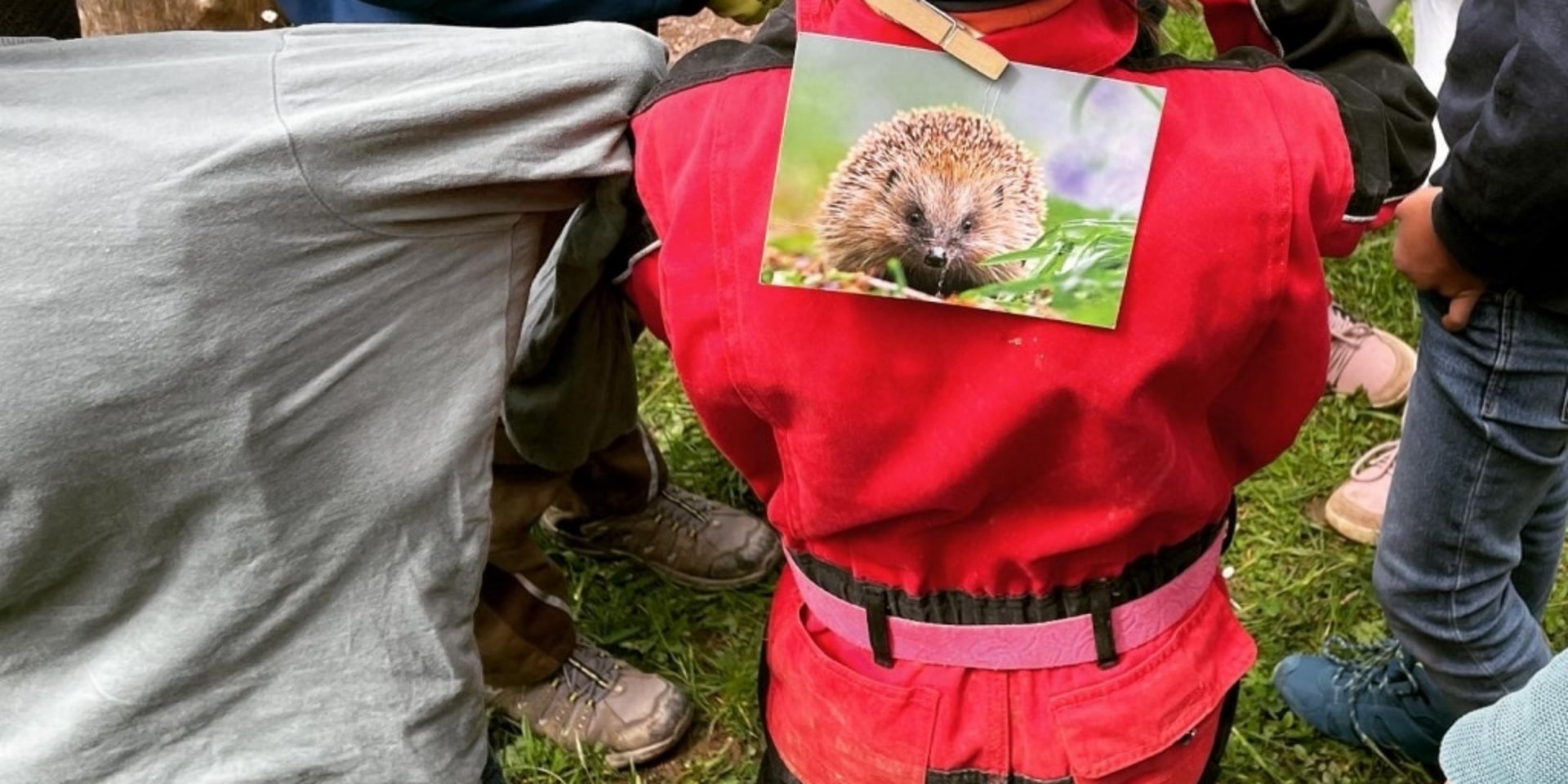 Eine Gruppe von Kindern nimmt an einer spannenden Schatzsuche oder einem Workshop im Freien teil.
