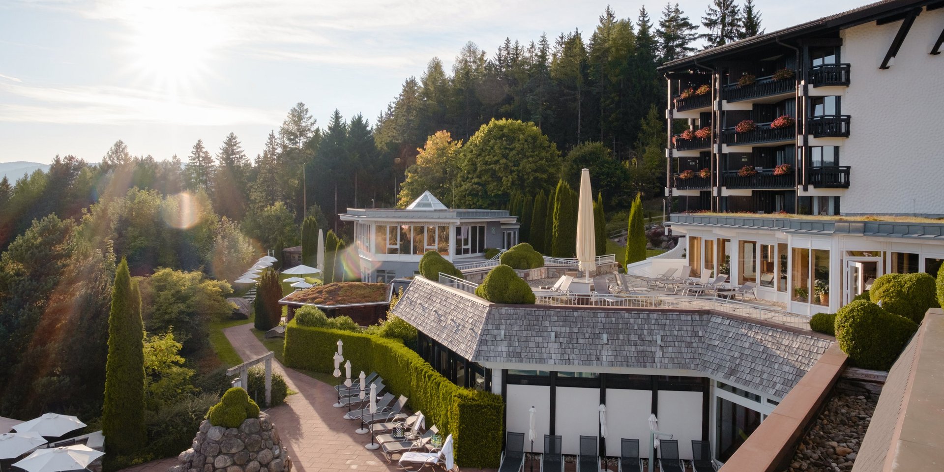 Blick über die weitläufige Gartenanlage und die Architektur des Hotels Vier Jahreszeiten am Schluchsee.