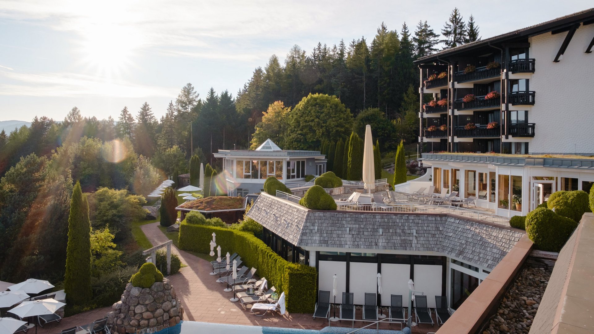 Blick über die weitläufige Gartenanlage und die Architektur des Hotels Vier Jahreszeiten am Schluchsee.