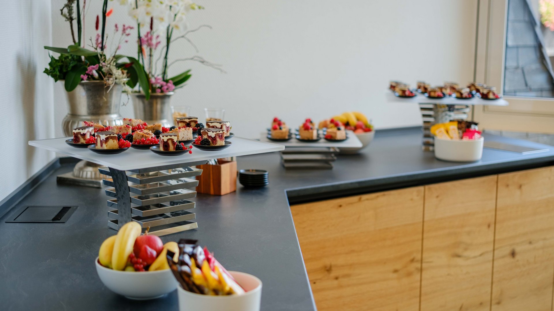 Buffet-Station mit frischem Obst und süßen Snacks für die Tagungspause im Hotel Vier Jahreszeiten.