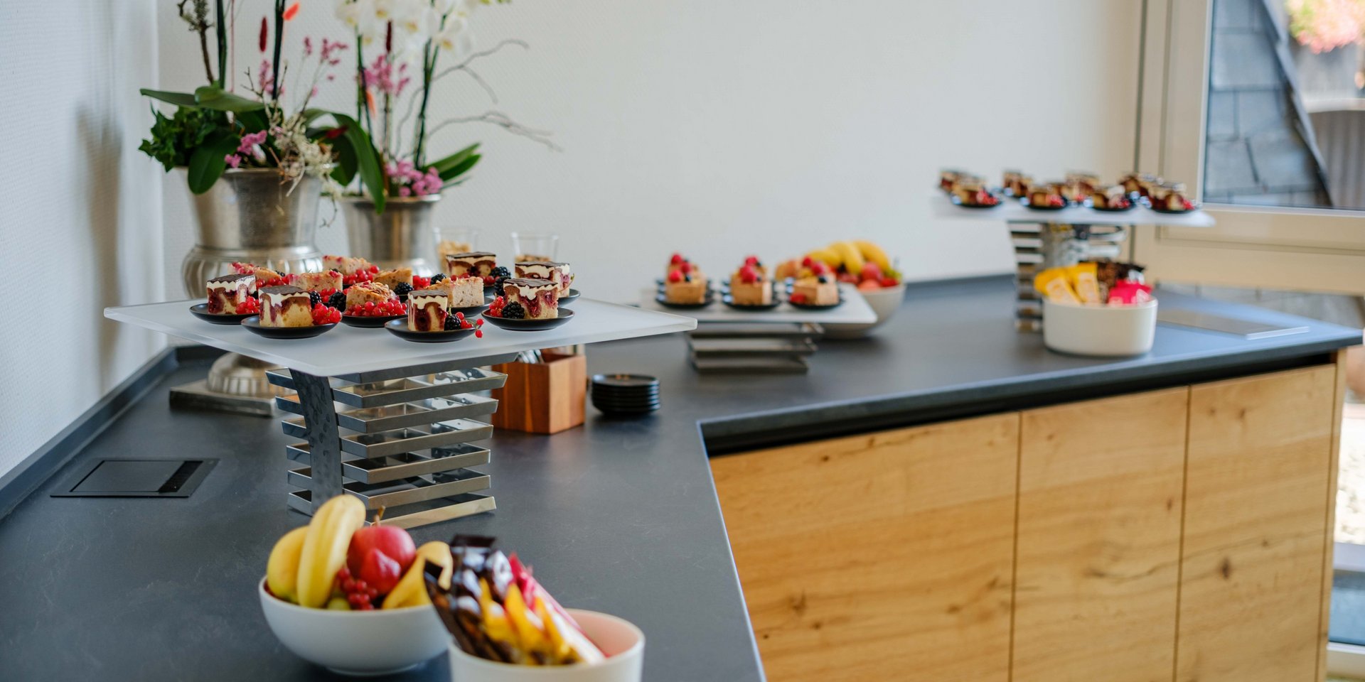 Buffet-Station mit frischem Obst und süßen Snacks für die Tagungspause im Hotel Vier Jahreszeiten.