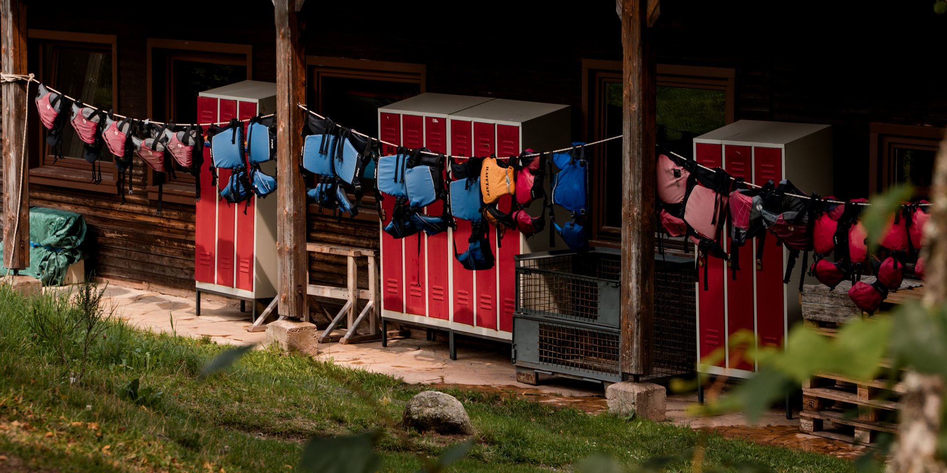 Eine rustikale Waldhütte mit bunten Wimpeln als Einkehrmöglichkeit für Wanderer.