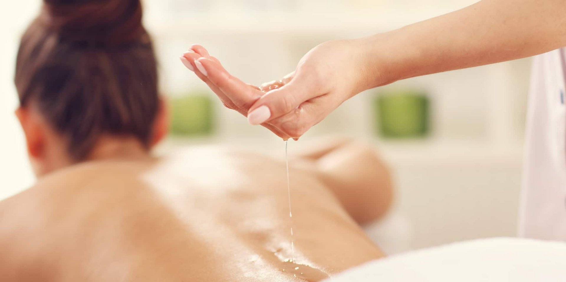 Eine entspannende Rückenmassage mit Massageöl in einer ruhigen Wellness-Atmosphäre.