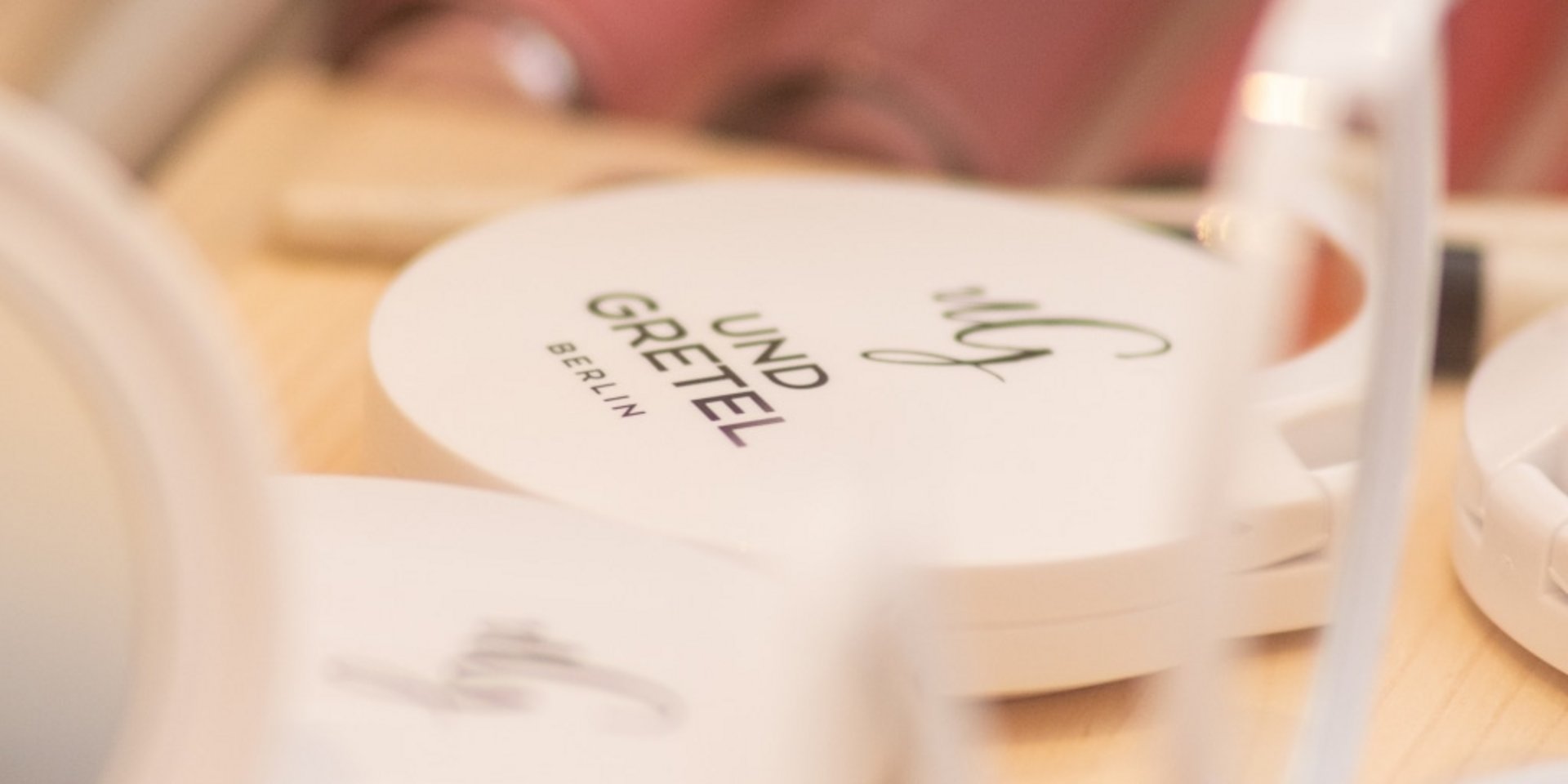 Detailansicht hochwertiger Lippenstifte und Make-up-Produkte für Beauty-Anwendungen.