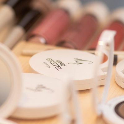 Detailansicht hochwertiger Lippenstifte und Make-up-Produkte für Beauty-Anwendungen.