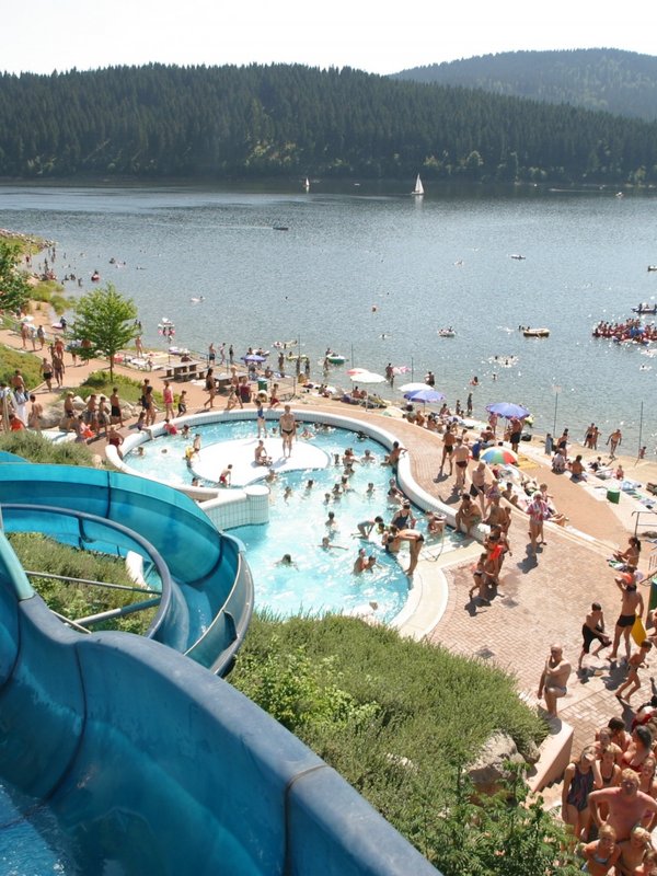 Sommerliche Erholung am Schluchsee im Schwarzwald mit Blick auf das Strandbad.
