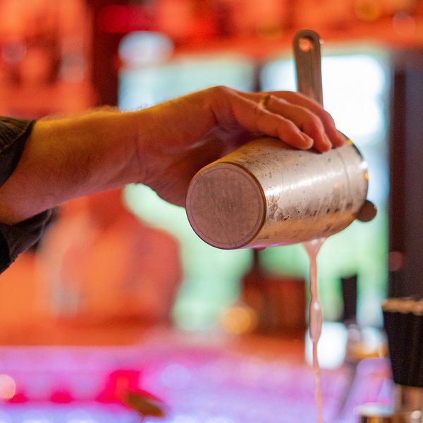 Detailaufnahme beim Einschenken eines frisch gemixten Drinks im Hotel Vier Jahreszeiten am Schluchsee.