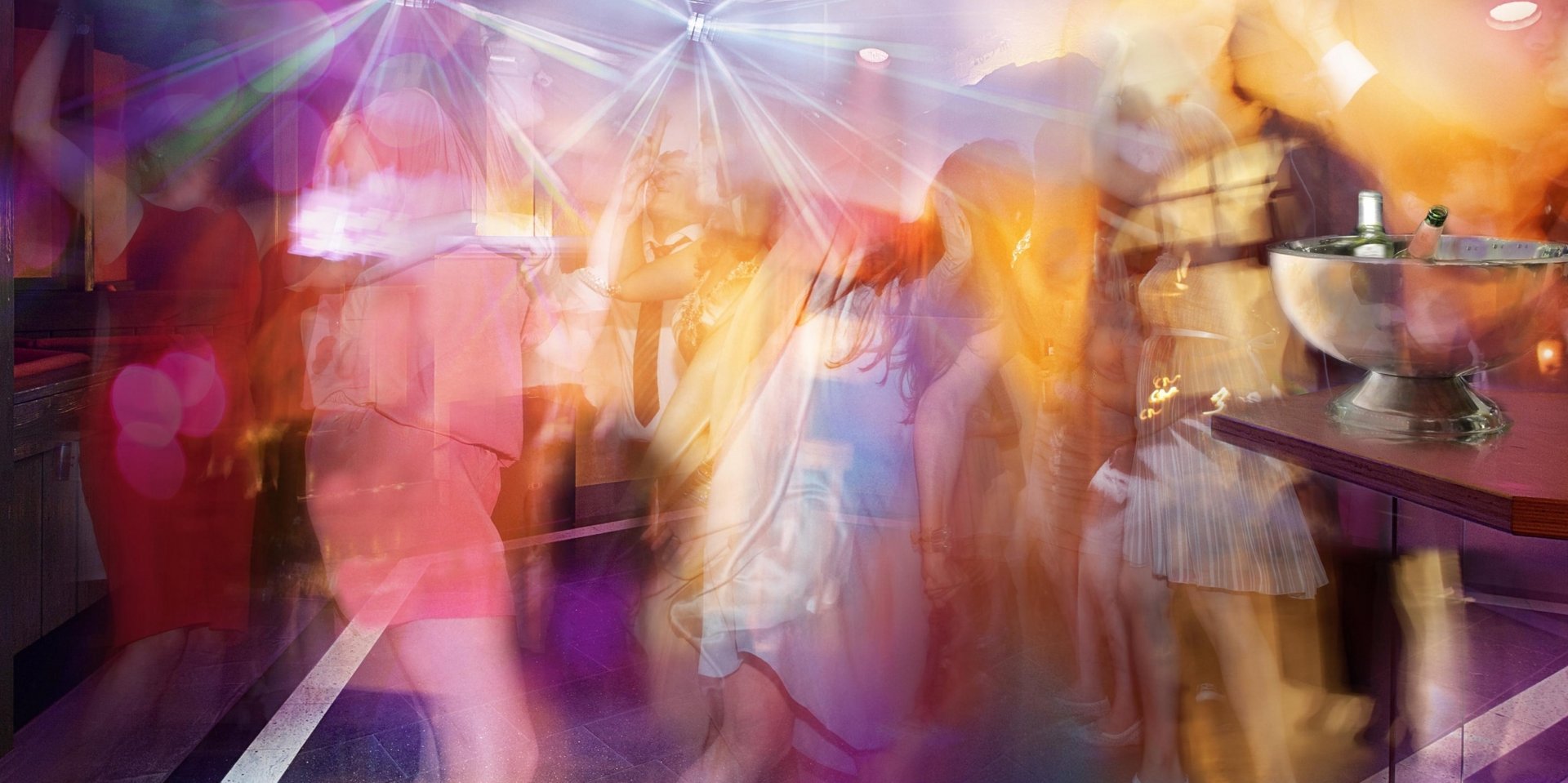 Tanzstimmung und bunte Lichter im Club des Hotels Vier Jahreszeiten am Schluchsee für ausgelassene Abende.