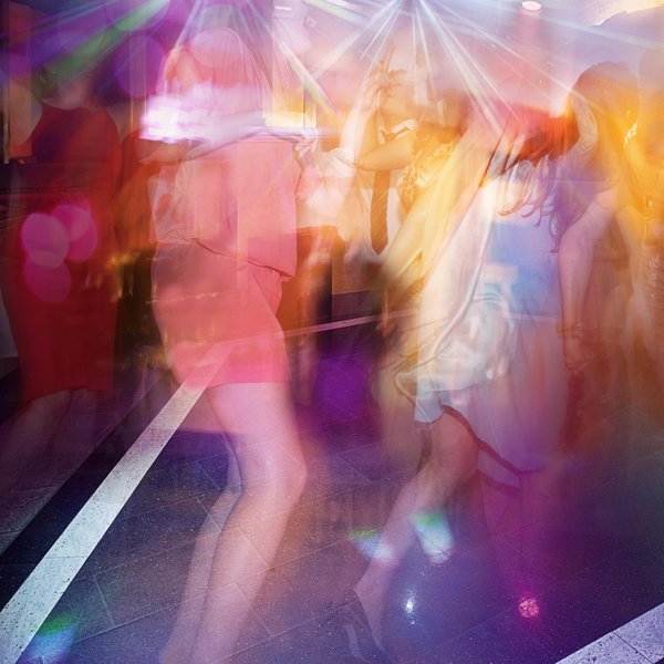 Tanzstimmung und bunte Lichter im Club des Hotels Vier Jahreszeiten am Schluchsee für ausgelassene Abende.