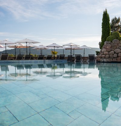 Erfrischender Außenpool mit glasklarem Wasser im Hotel Vier Jahreszeiten am Schluchsee.