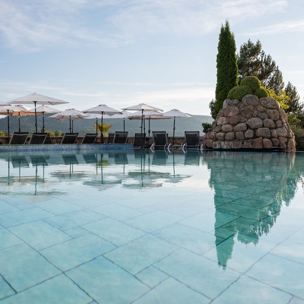 Erfrischender Außenpool mit glasklarem Wasser im Hotel Vier Jahreszeiten am Schluchsee.