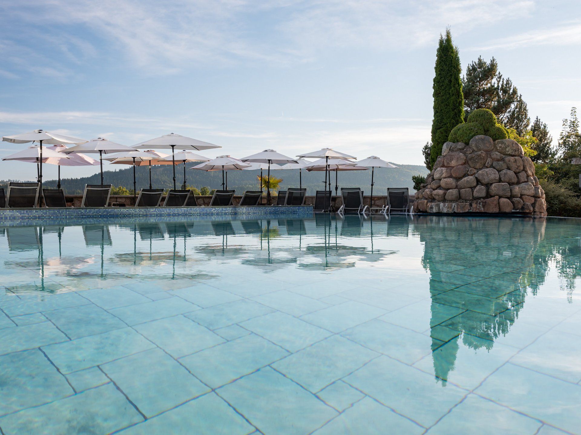 Erfrischender Außenpool mit glasklarem Wasser im Hotel Vier Jahreszeiten am Schluchsee.