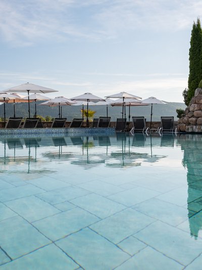 Aussenpool im Vier Jahreszeiten im Sommer