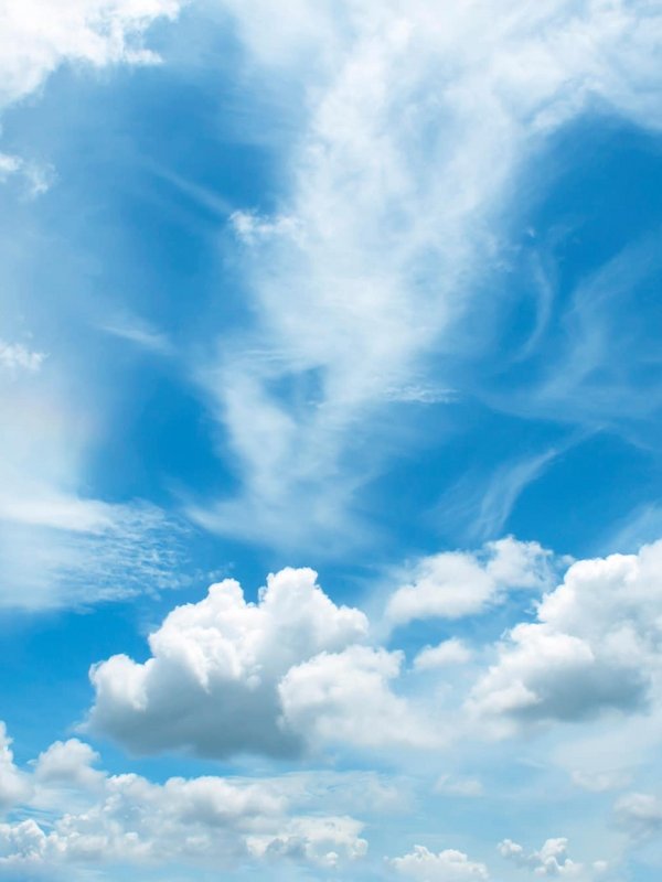 Strahlend blauer Himmel mit weißen Quellwolken.