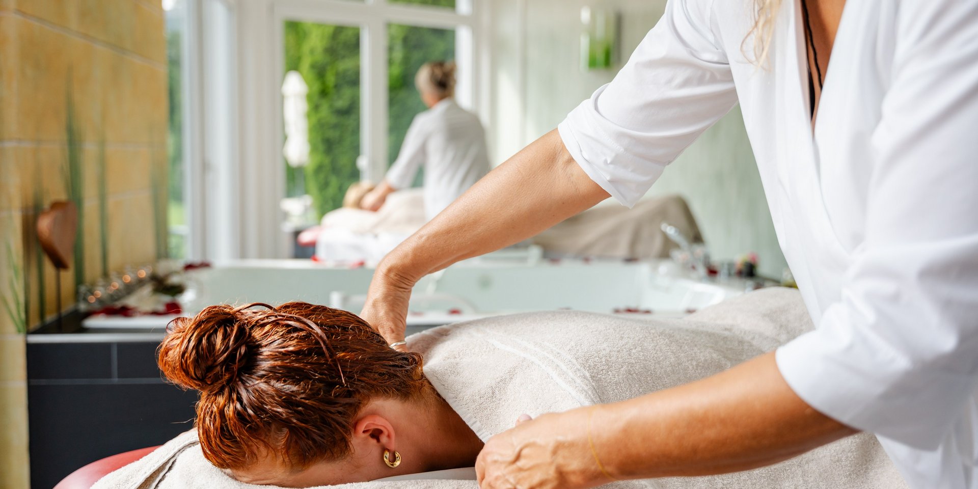 Eine Therapeutin beginnt mit einer Behandlung bei einem Gast im Hotel Vier Jahreszeiten am Schluchsee.