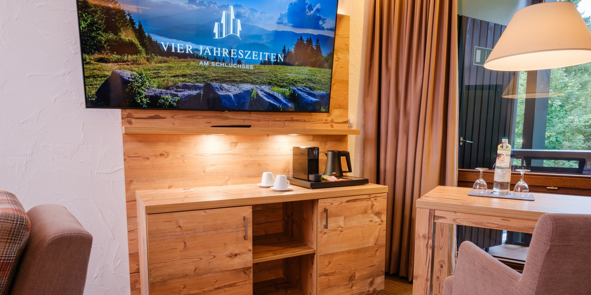 TV-Board und Schreibtischbereich aus hellem Holz im Hotel Vier Jahreszeiten am Schluchsee.