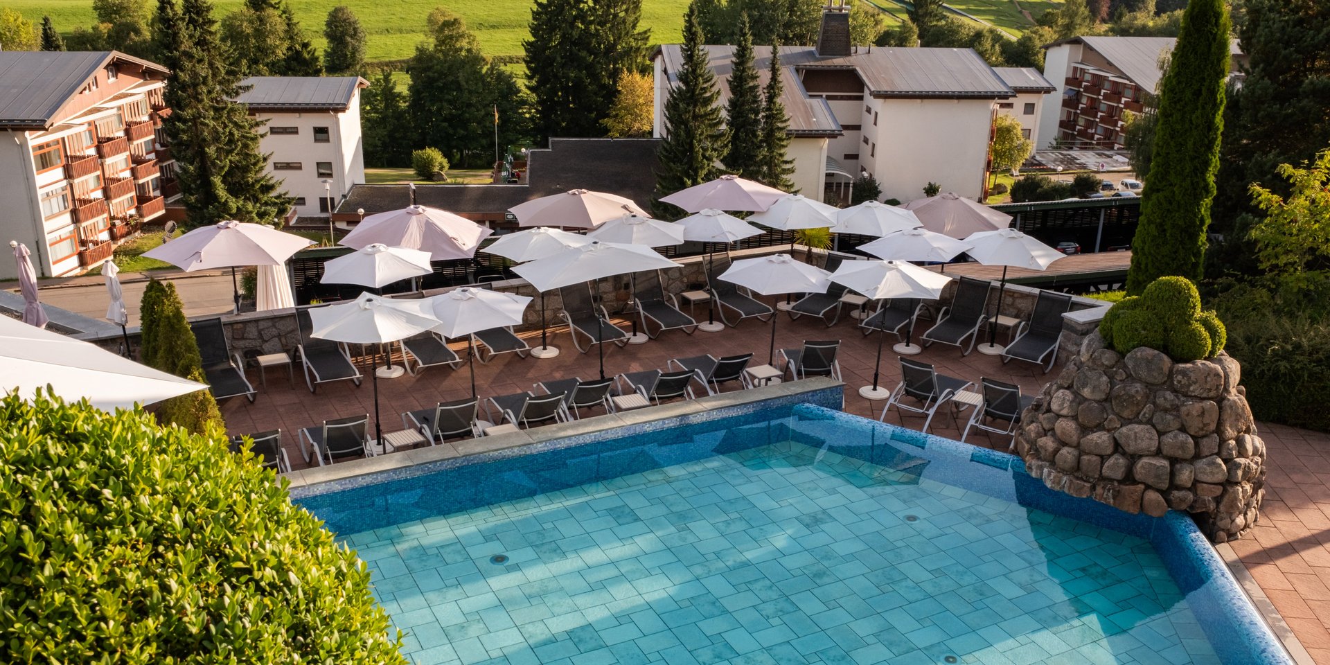 Beheizter Außenpool und Liegebereich für Wellnessgäste am Schluchsee.