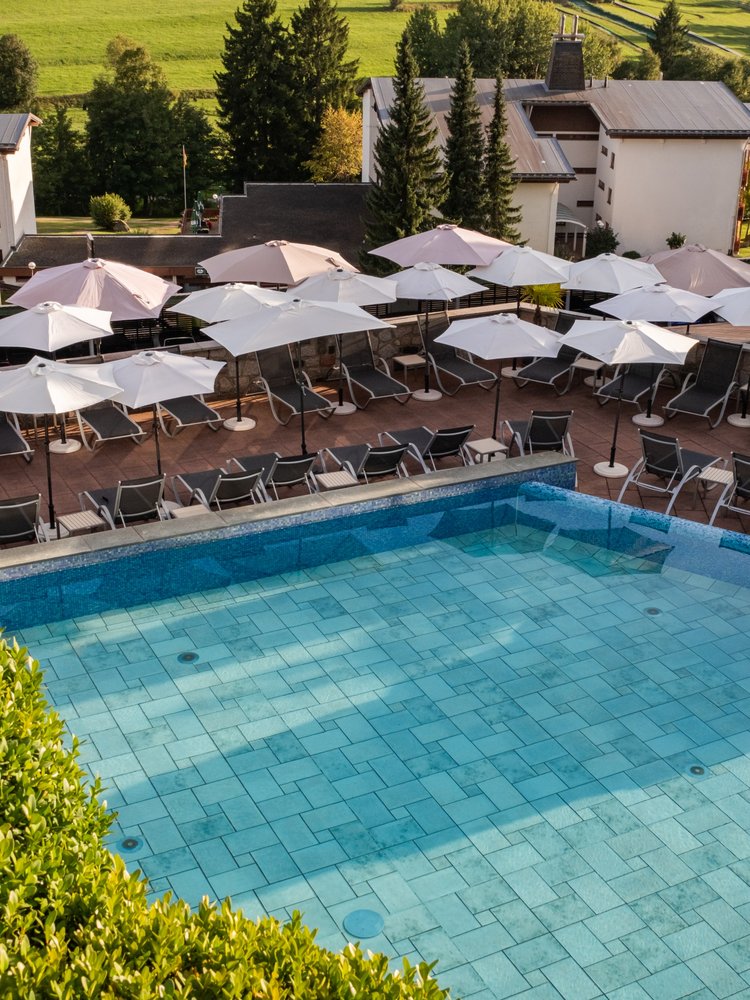 Beheizter Außenpool und Liegebereich für Wellnessgäste am Schluchsee.