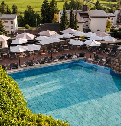 Beheizter Außenpool und Liegebereich für Wellnessgäste am Schluchsee.