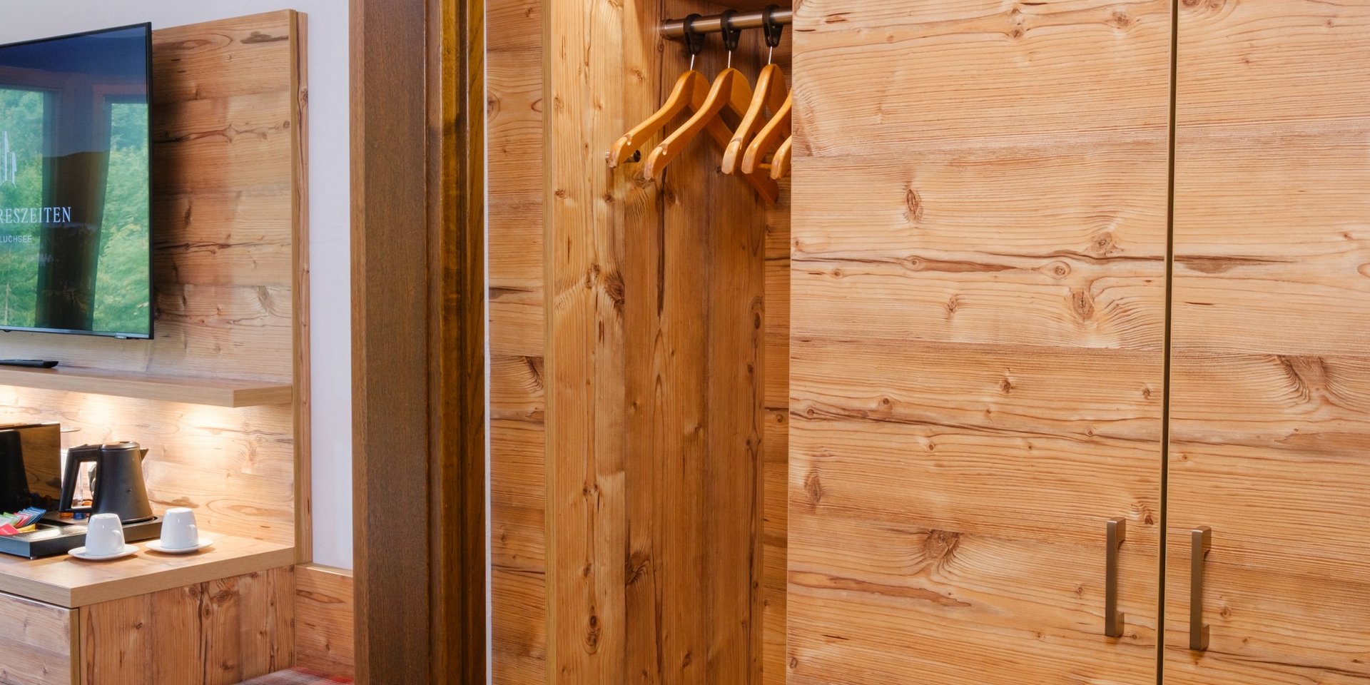 Geräumiger Kleiderschrank aus hellem Holz im Hotel Vier Jahreszeiten am Schluchsee.