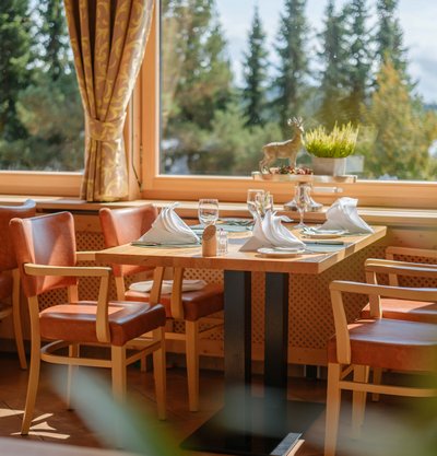 Helles und freundliches Speisezimmer mit großen Fensterfronten im Hotel Vier Jahreszeiten am Schluchsee.