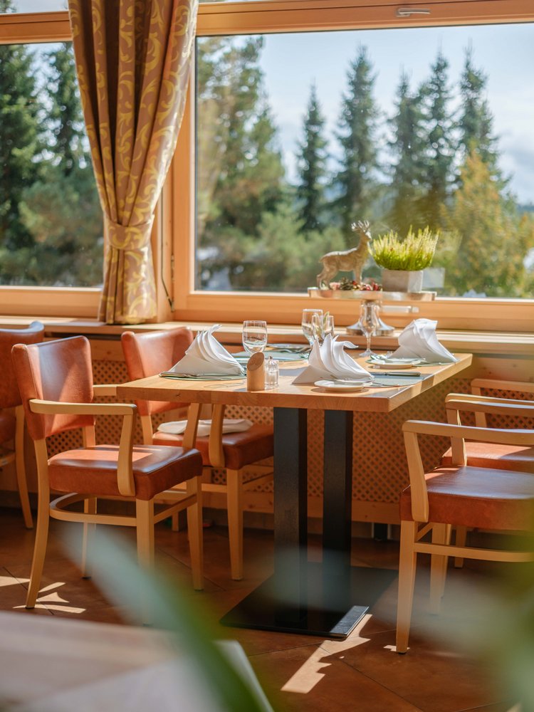 Helles und freundliches Speisezimmer mit großen Fensterfronten im Hotel Vier Jahreszeiten am Schluchsee.