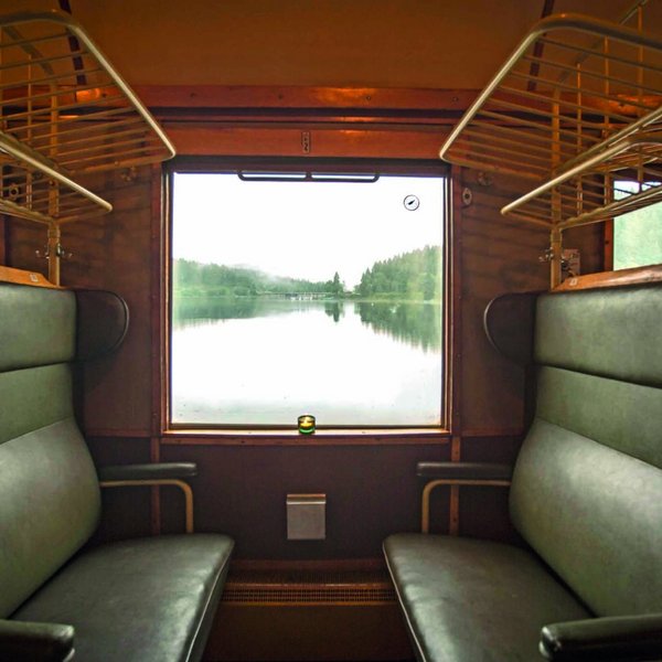 Blick aus dem Fenster eines historischen Waggons der Schwarzwälder Museumsbahn.