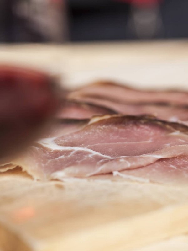 Hauchdünn aufgeschnittener Schwarzwälder Schinken als regionale Spezialität im Naturfreundehaus Feldberg.