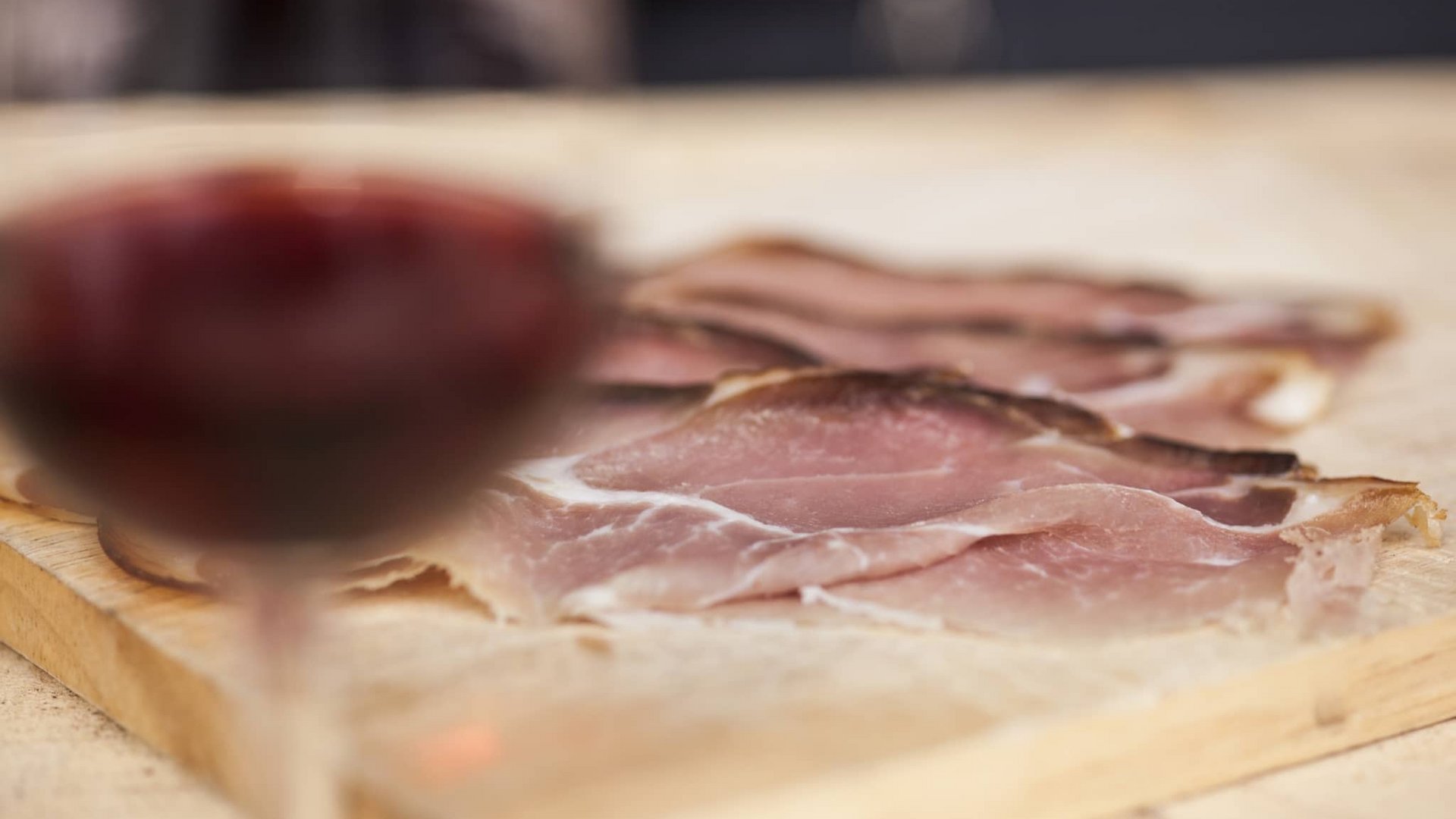 Hauchdünn aufgeschnittener Schwarzwälder Schinken als regionale Spezialität im Naturfreundehaus Feldberg.