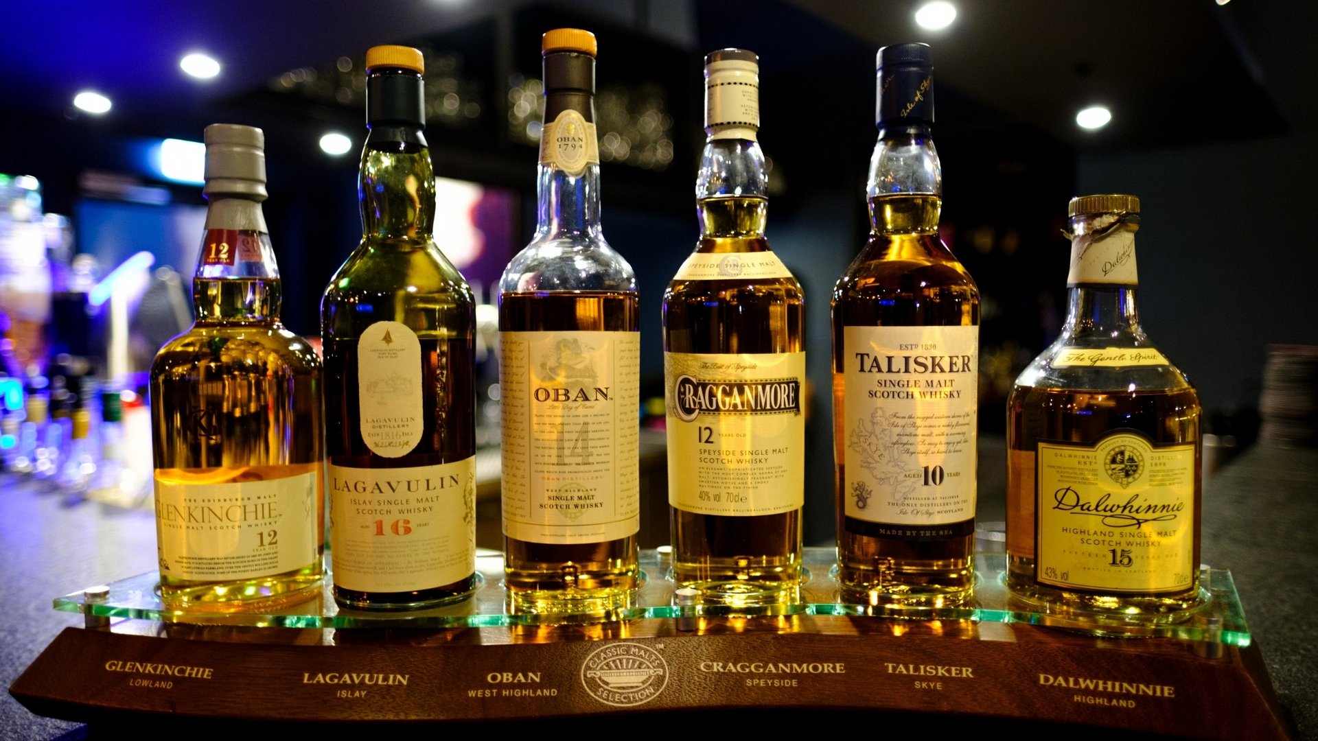 Eine Auswahl edler Whisky-Flaschen, ansprechend präsentiert an der Bar des Hotels Vier Jahreszeiten am Schluchsee.